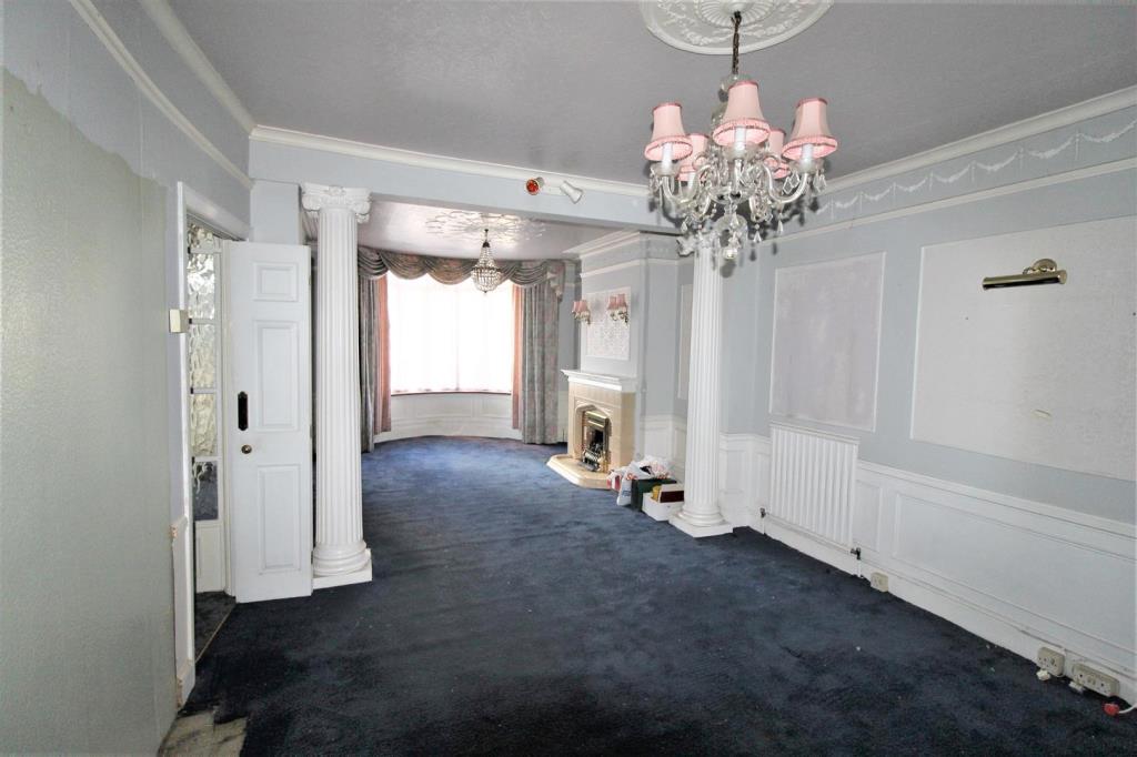 Lot: 52 - LARGE THREE-BEDROOM TERRACED HOUSE FOR IMPROVEMENT - 